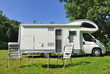 Camper in sosta su prato di montagna