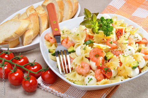 Foto: Farfalle mit Mozzarella und Krabben Farfalle mit Mozzarella und Krabben
