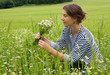 Jeune femme et champs de fleurs