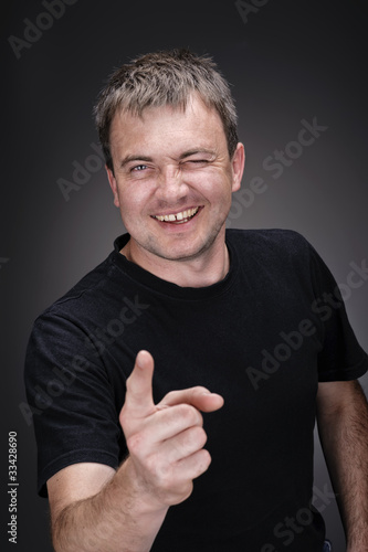 Foto: smiling young man in a dark T-shirt smiling young man in a dark T-shirt
