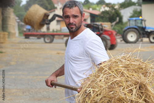 Foto: Farmer bailing hay Farmer bailing hay