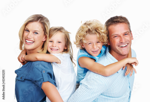 Foto: Happy couple smiling with two kids Happy couple smiling with two kids