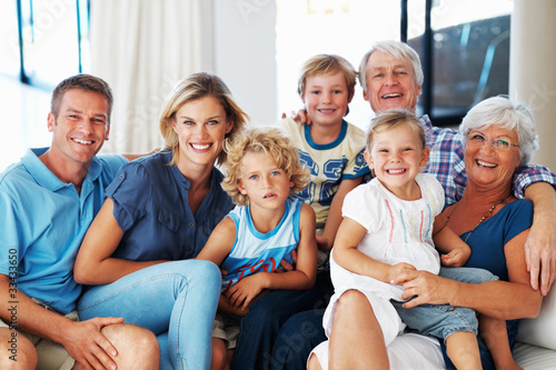 Foto: Multi generation family on couch Multi generation family on couch