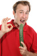 ein junger Mann mit einer Salatgurke ein junger Mann mit einer Salatgurke