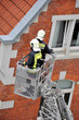 Feuerwehr vor Backsteinhaus
