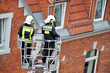 Feuermehrmänner schauen nach unten