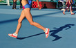 Foto: Gambe di donna che corrono e saltano Gambe di donna che corrono e saltano