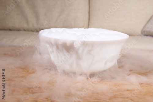 Foto: smoke of dry ice on table smoke of dry ice on table