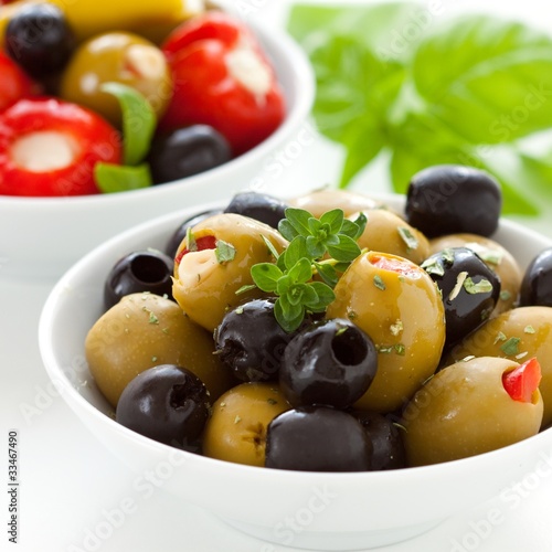 Foto: black and green olives and stuffed peppers black and green olives and stuffed peppers
