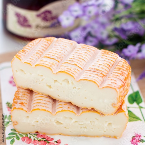 Foto: French cheese from Vosges region French cheese from Vosges region