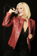Foto: Sängerin mit roter Lederjacke Sängerin mit roter Lederjacke