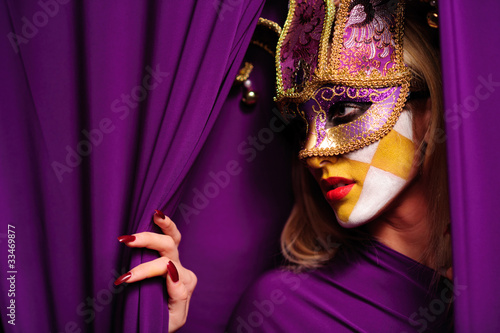 Foto: profile of woman in mask profile of woman in mask