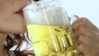 una donna beve un boccale di birra