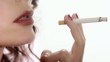 una donna fuma una sigaretta