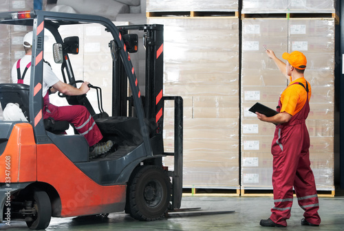Foto: warehouse works (forklift and workers) warehouse works (forklift and workers)