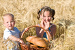 Geschwister mit Picknickkorb