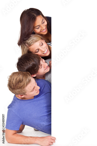 Foto: schüler schauen auf werbetafel schüler schauen auf werbetafel