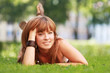 junge Frau im Park