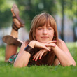 junge Frau im Park