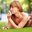 junge Frau im Park