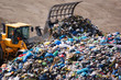 Bagger mit Hausmüll