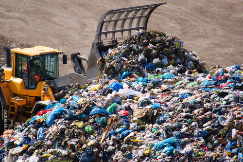 Foto: Bagger mit Hausmüll Bagger mit Hausmüll