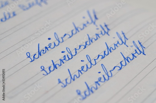 Foto: Kinder schreiben Schreibschrift in der Schule Kinder schreiben Schreibschrift in der Schule