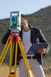 Ragazzo Geometra e Rilievi Topografici in campagna Ragazzo Geometra e Rilievi Topografici in campagna