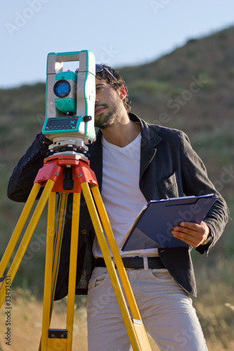 Foto: Ragazzo Geometra e Rilievi Topografici in campagna Ragazzo Geometra e Rilievi Topografici in campagna