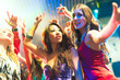 Leute bei Party in Disco oder Club