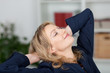 Foto: blonde frau streckt sich am schreibtisch blonde frau streckt sich am schreibtisch