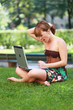 junge Frau im Park