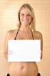 Junge Frau im Bikini mit Schild