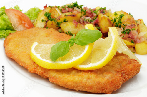 Photo: Schweineschnitzel Wiener Art mit Bratkartoffeln Schweineschnitzel Wiener Art mit Bratkartoffeln