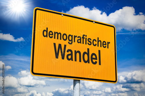 Foto: Ortseingangsschild mit demografischer Wandel Ortseingangsschild mit demografischer Wandel