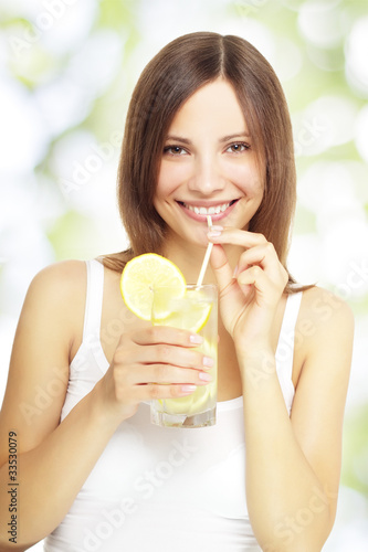 Foto: girl holding a lemonade girl holding a lemonade