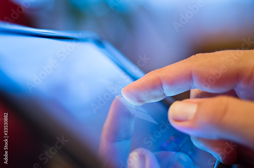 Foto: closeup of finger touching screen on tablet-pc closeup of finger touching screen on tablet-pc