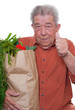 Senior trägt eine Einkaufstasche