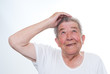 Senior schaut in die Luft
