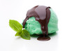 Mint-Eis auf weißem Hintergrund