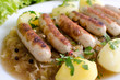 Bratwürstchen auf Sauerkraut
