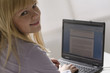 Photo: Junge Frau arbeitet am Computer Junge Frau arbeitet am Computer