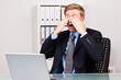 Photo: übermüdeter mann im büro übermüdeter mann im büro