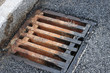 Rostiges Kanalgitter