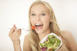 Blonde Frau mit Salat Blonde Frau mit Salat
