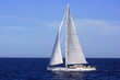 Costado de babor de un velero en navegacion