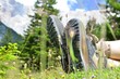 Wanderschuhe im Gras Nahaufnahme