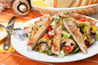 Frischer knackiger Salat mit gebratenen Putenstreifen