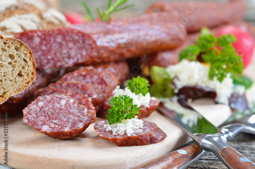Foto: Südtiroler Brotzeit mit Kaminwurzen und Vinschgerln Südtiroler Brotzeit mit Kaminwurzen und Vinschgerln