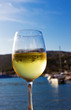 Foto: Weiswein trinken am Hafen Weiswein trinken am Hafen